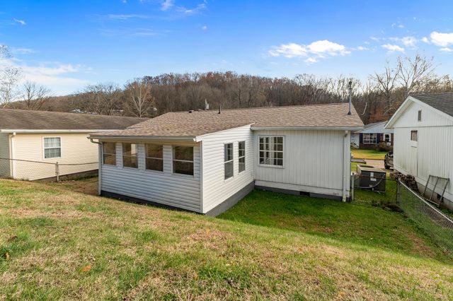 3981 E 39th Street, Nitro, WV 25143