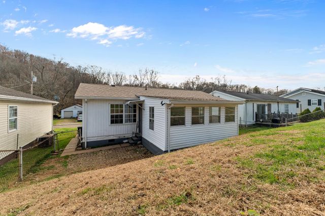 3981 E 39th Street, Nitro, WV 25143