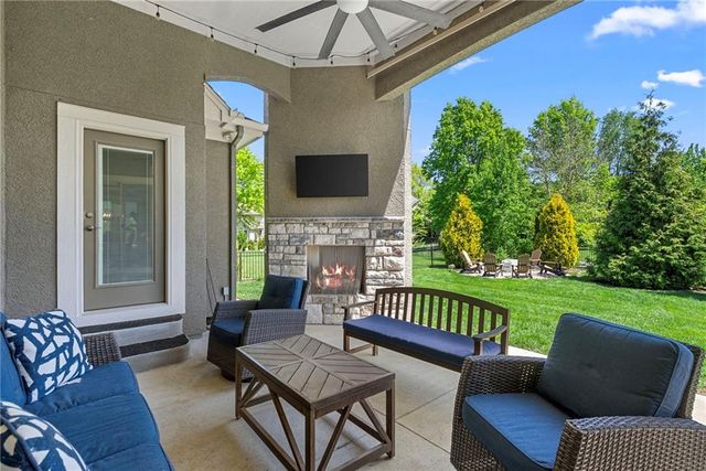 2604 W 162nd Terrace, Overland Park, KS 66085