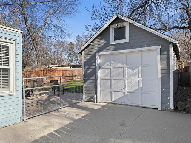 817 8th Ave NE, Minot, ND 58703