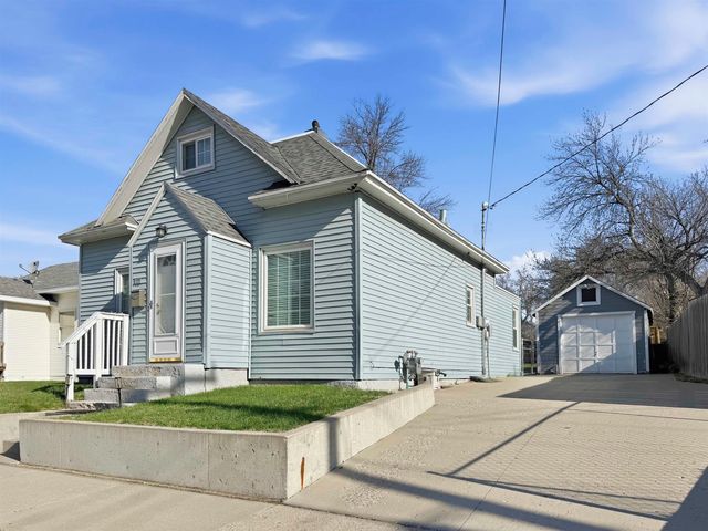 817 8th Ave NE, Minot, ND 58703