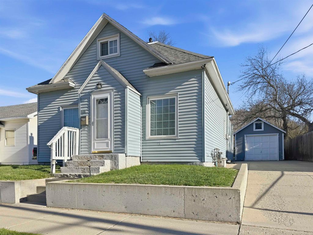 817 8th Ave NE, Minot, ND 58703