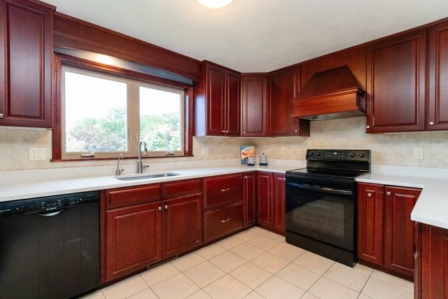 2 Mccarthy Dr, Burlington, MA 01803