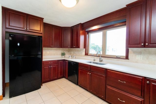 2 Mccarthy Dr, Burlington, MA 01803