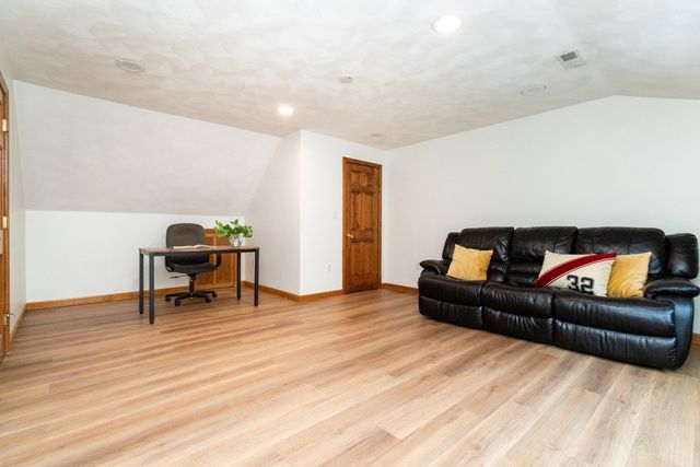 2 Mccarthy Dr, Burlington, MA 01803