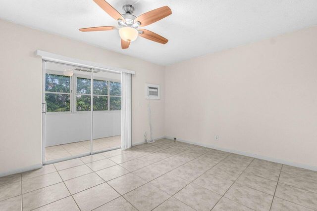 52 Kingswood C, West Palm Beach, FL 33417