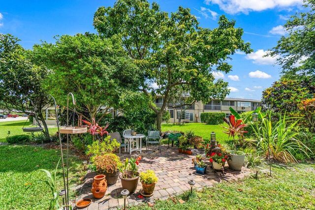 52 Kingswood C, West Palm Beach, FL 33417
