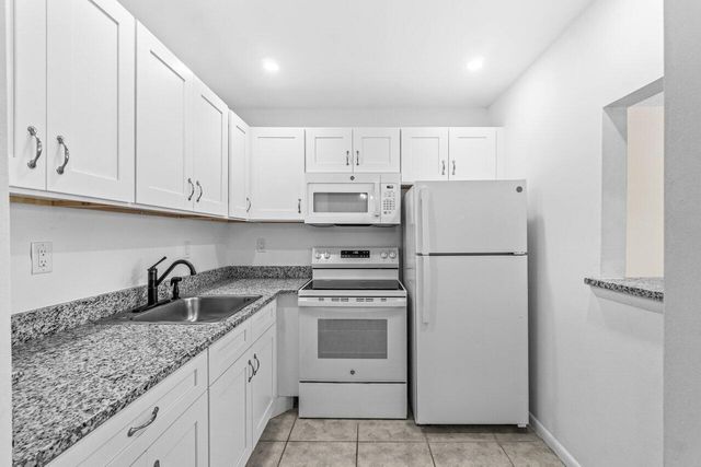 52 Kingswood C, West Palm Beach, FL 33417