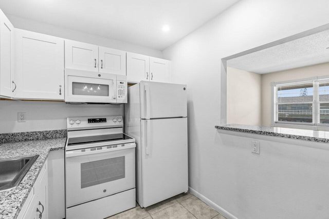 52 Kingswood C, West Palm Beach, FL 33417
