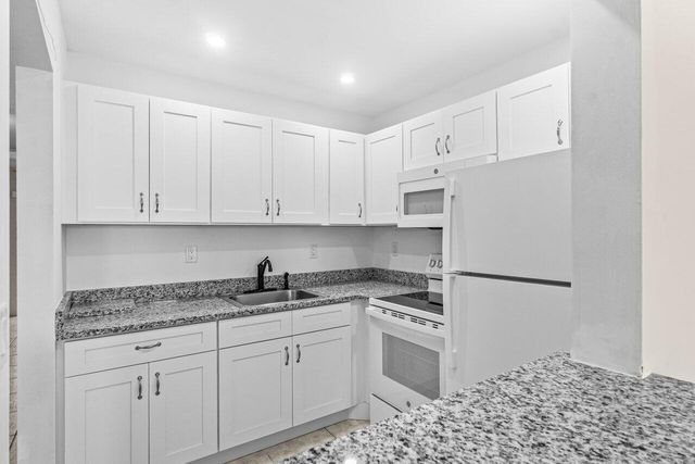 52 Kingswood C, West Palm Beach, FL 33417