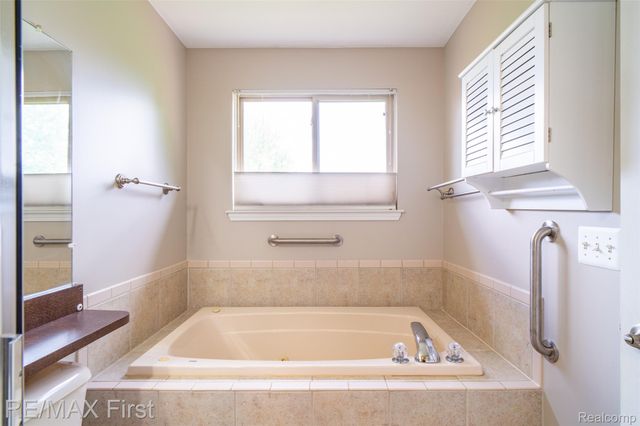 17197 Averhill Boulevard, Macomb Township, MI 48042