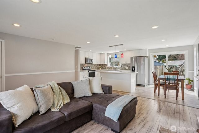 3709 NE 9th Court, Renton, WA 98056