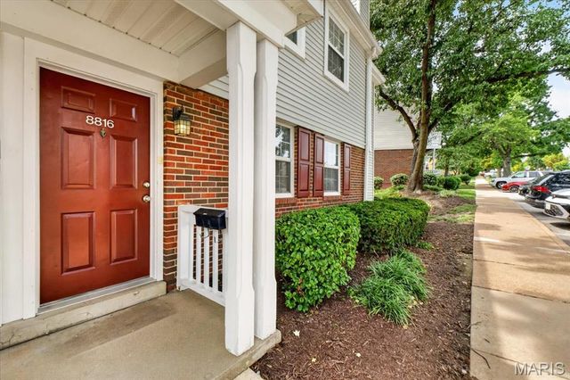 8816 Eager Road, Brentwood, MO 63144
