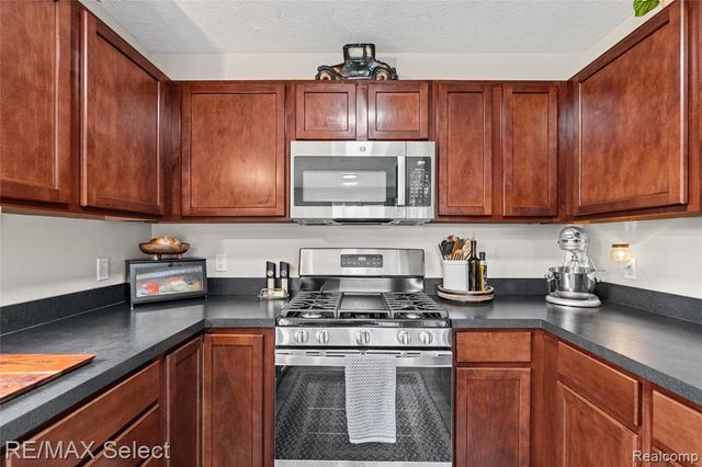 185 Laura Lane, Linden, MI 48451