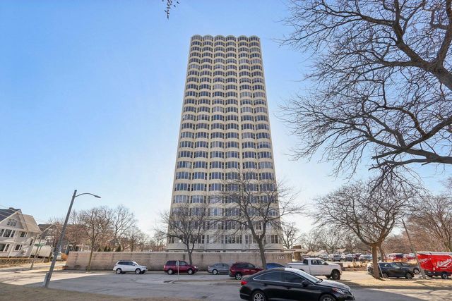2525 S Shore DRIVE #5B, Milwaukee, WI 53207
