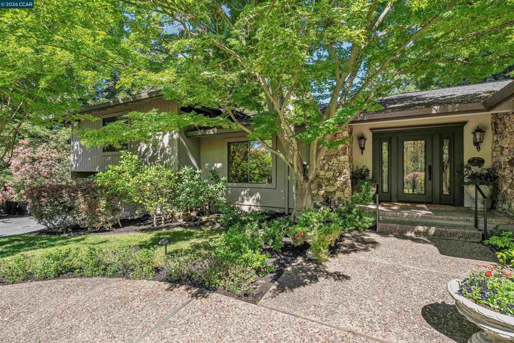 Image 2 of property listing at 39 Comistas Ct, Walnut Creek, CA 94598