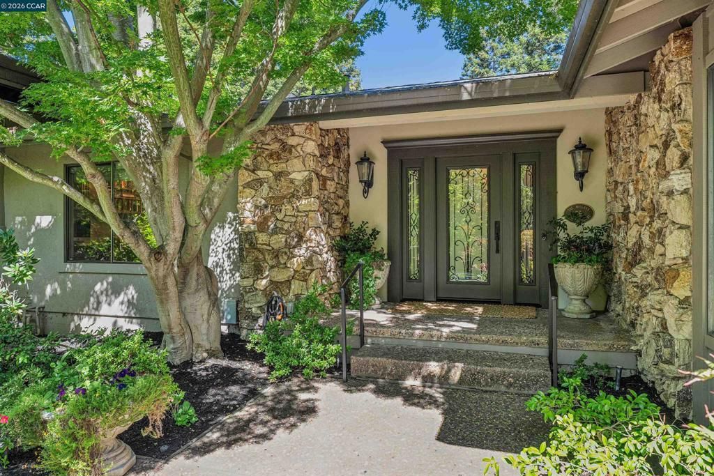 Image 3 of property listing at 39 Comistas Ct, Walnut Creek, CA 94598