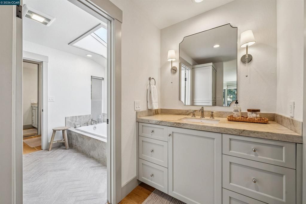 Image 32 of property listing at 39 Comistas Ct, Walnut Creek, CA 94598