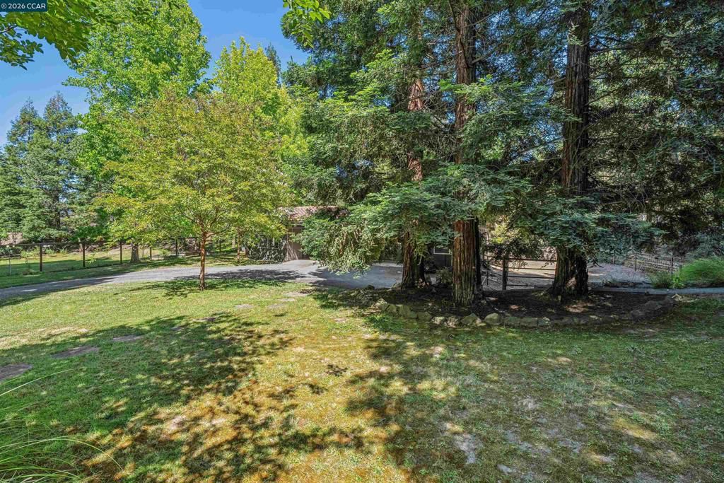 Image 60 of property listing at 39 Comistas Ct, Walnut Creek, CA 94598