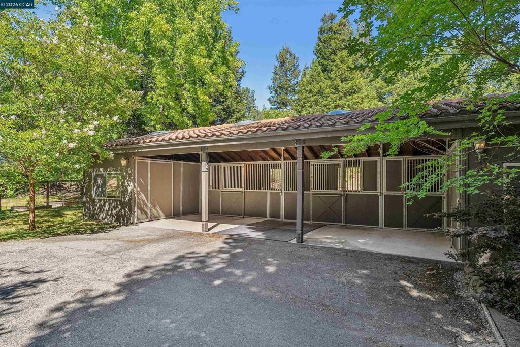 Image 62 of property listing at 39 Comistas Ct, Walnut Creek, CA 94598
