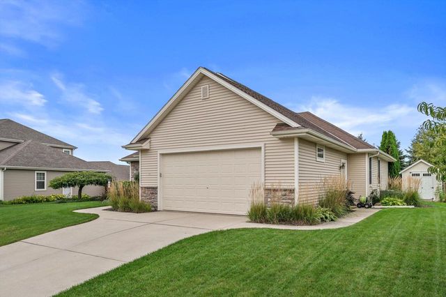 781 Autumn Ridge LANE, Hartford, WI 53027