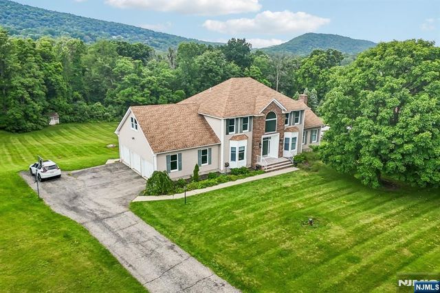 6 Comanche Trail, Vernon, NJ 07462