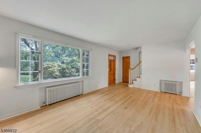 33 Ravine Dr West, Hawthorne Boro, NJ 07506