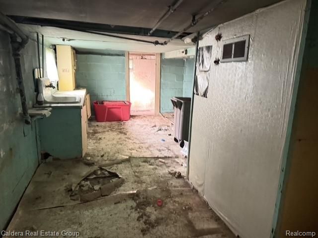 1820 E Jarvis Avenue, Hazel Park, MI 48030
