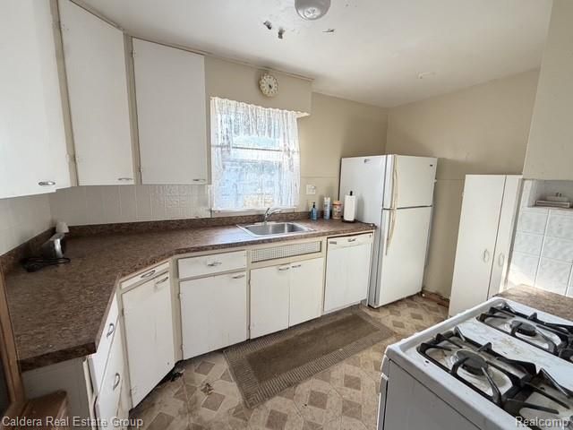 1820 E Jarvis Avenue, Hazel Park, MI 48030