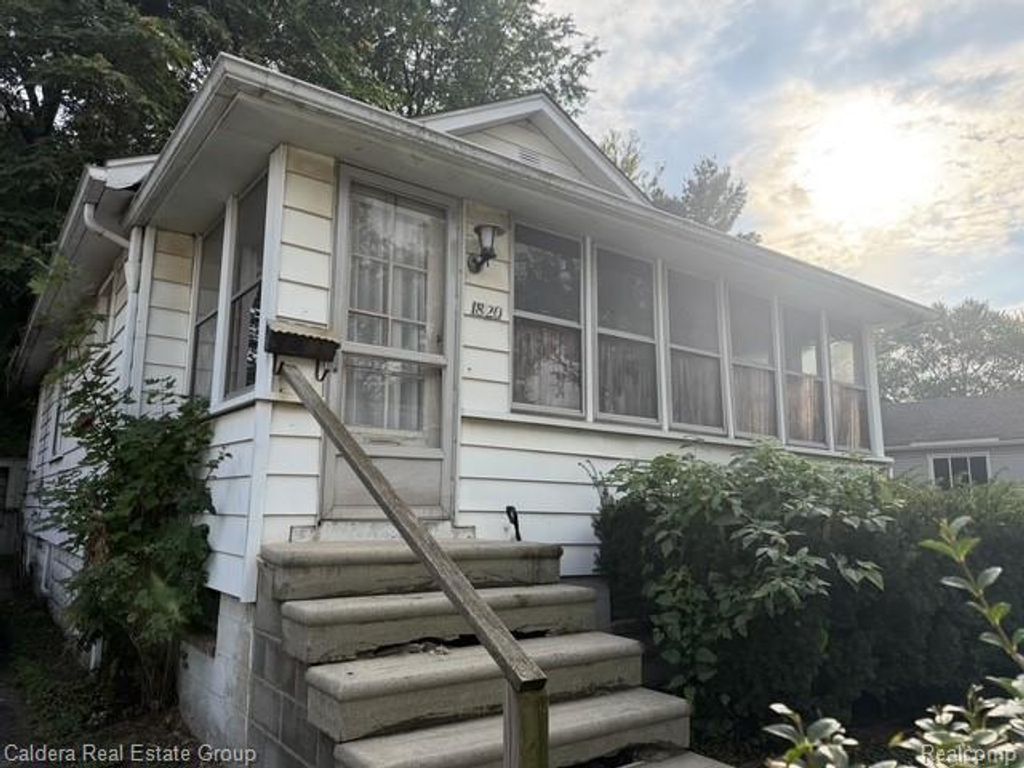 1820 E Jarvis Avenue, Hazel Park, MI 48030