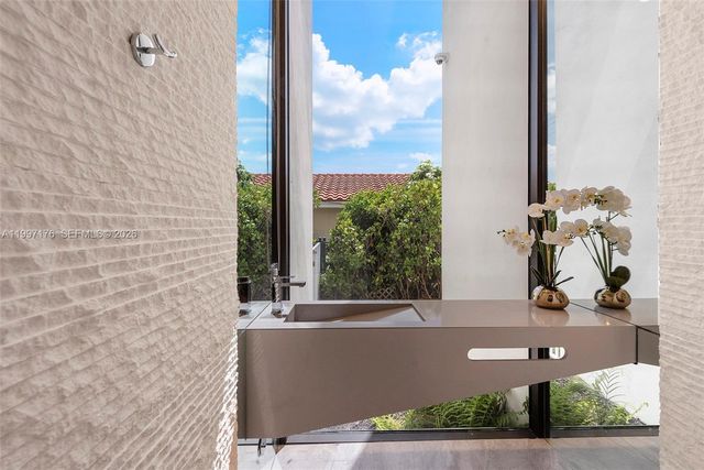 521 Holiday Dr, Hallandale Beach, FL 33009