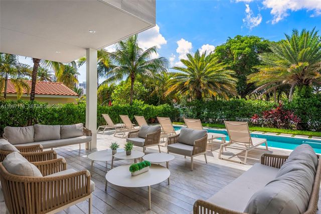 521 Holiday Dr, Hallandale Beach, FL 33009