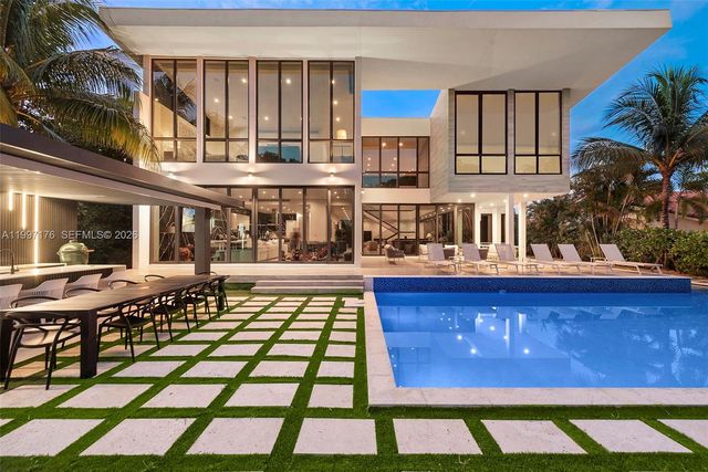 521 Holiday Dr, Hallandale Beach, FL 33009