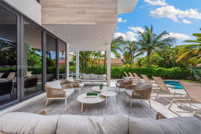 521 Holiday Dr, Hallandale Beach, FL 33009