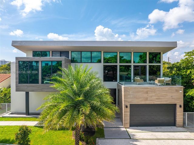 521 Holiday Dr, Hallandale Beach, FL 33009
