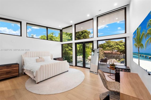 521 Holiday Dr, Hallandale Beach, FL 33009