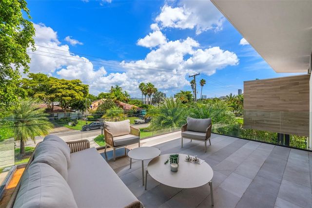 521 Holiday Dr, Hallandale Beach, FL 33009