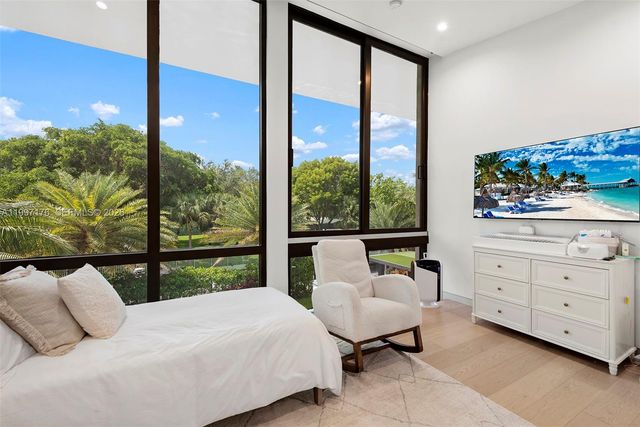 521 Holiday Dr, Hallandale Beach, FL 33009