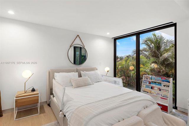 521 Holiday Dr, Hallandale Beach, FL 33009