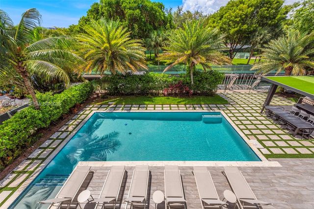 521 Holiday Dr, Hallandale Beach, FL 33009