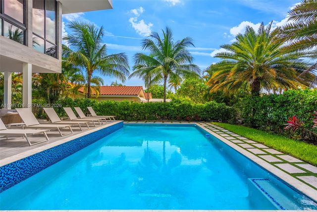 521 Holiday Dr, Hallandale Beach, FL 33009