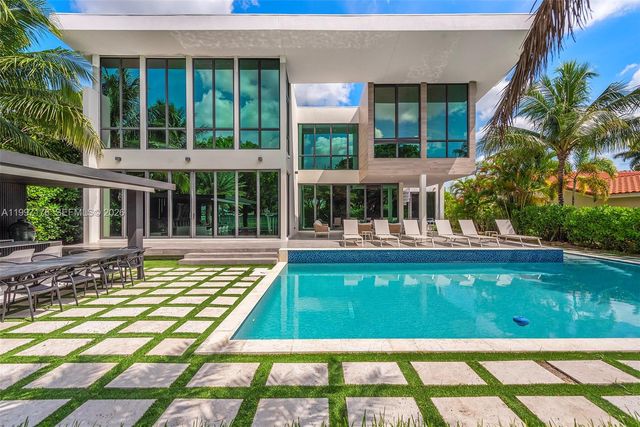 521 Holiday Dr, Hallandale Beach, FL 33009