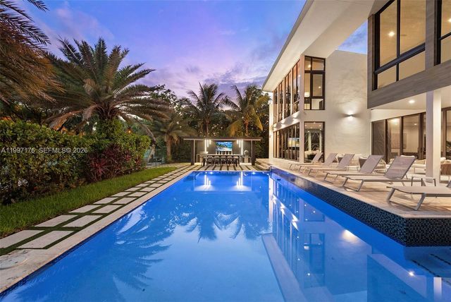 521 Holiday Dr, Hallandale Beach, FL 33009