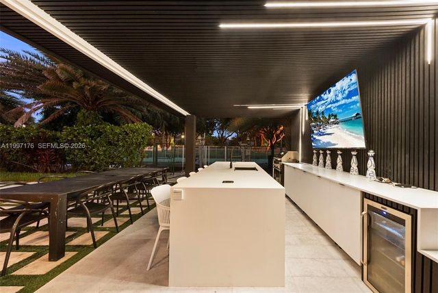 521 Holiday Dr, Hallandale Beach, FL 33009