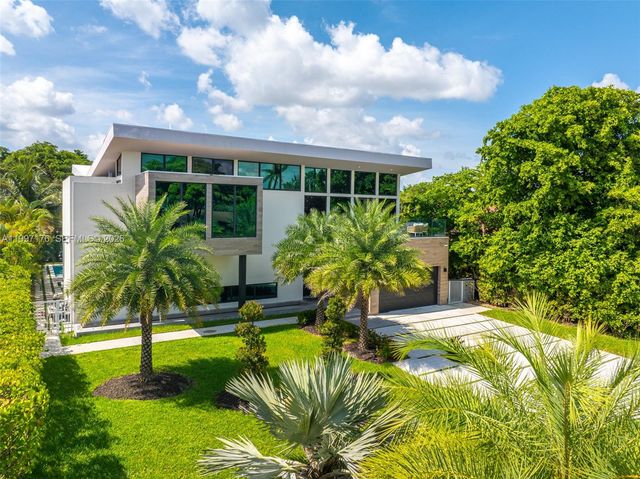 521 Holiday Dr, Hallandale Beach, FL 33009