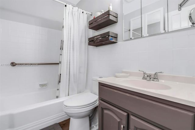 901 SW 11th Ave 17H, Hallandale Beach, FL 33009