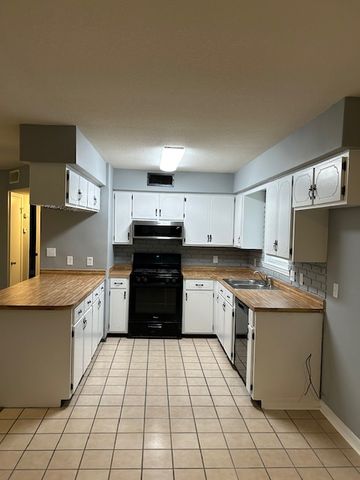 1301 S Greenwich Avenue, Russellville, AR 72801