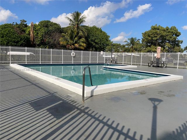 10300 Coral Way B-33, Miami, FL 33165