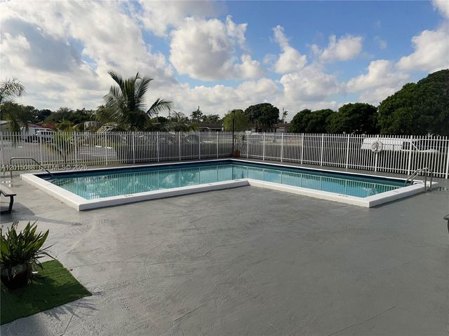 10300 Coral Way B-33, Miami, FL 33165