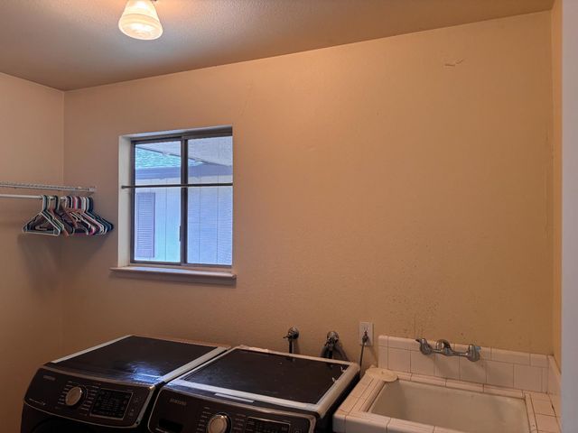 320 Avila Ct, Stockton, CA 95210